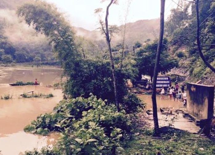 Nước sông Mã dâng cao công với mưa lớn khiến nhiều bản làng ở huyện Quán Hóa bị cô lập