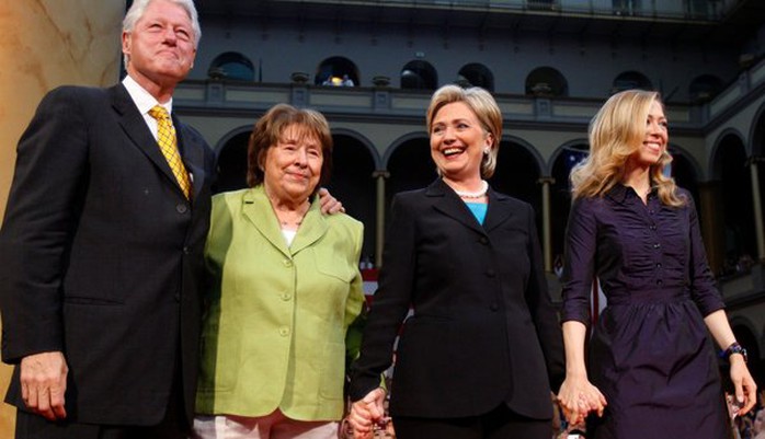 Từ trái qua: ông Bill Clinton, bà Dorothy Rodham, bà Hillary Clinton và Chelsea Clinton. Ảnh: Reuters