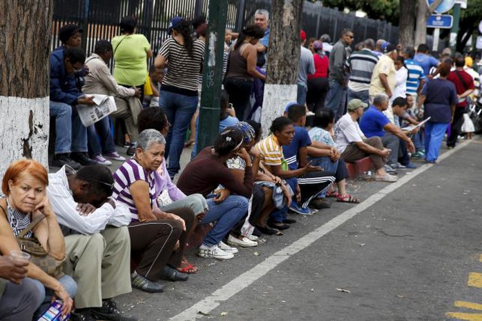 Người dân chờ mua hàng bên ngoài siêu thị Bicentenario ở thủ đô Caracas hôm 4-8. Ảnh: Reuters