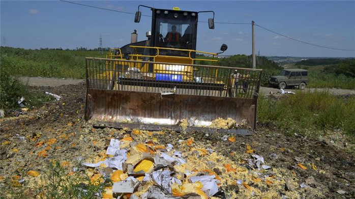 Nga tiêu hủy pho mát ở TP Belgorod. Ảnh: Reuters