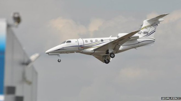 Khoảnh khắc chiếc Phenom 300 sắp lao xuống sân bay. Ảnh: BBC