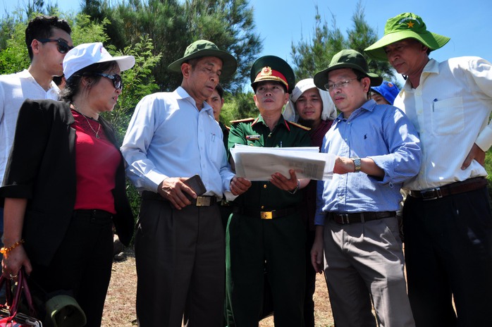 Ông Đặng Ngọc Tùng, Chủ tịch Tổng LĐLĐ Việt Nam cùng những kiến trúc sư tham gia khảo sát địa điểm xây dựng Khu tưởng niệm Hoàng Sa ở Lý Sơn