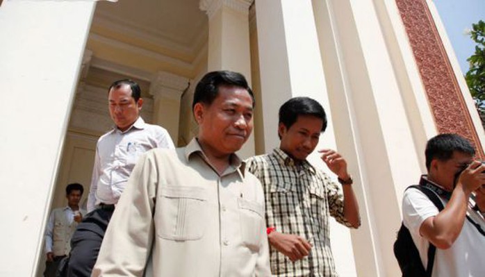 Ông Chhouk Bandith bước ra khỏi tòa phúc thẩm ở Phnom Penh năm 2013. Ảnh: Phnompenh Post