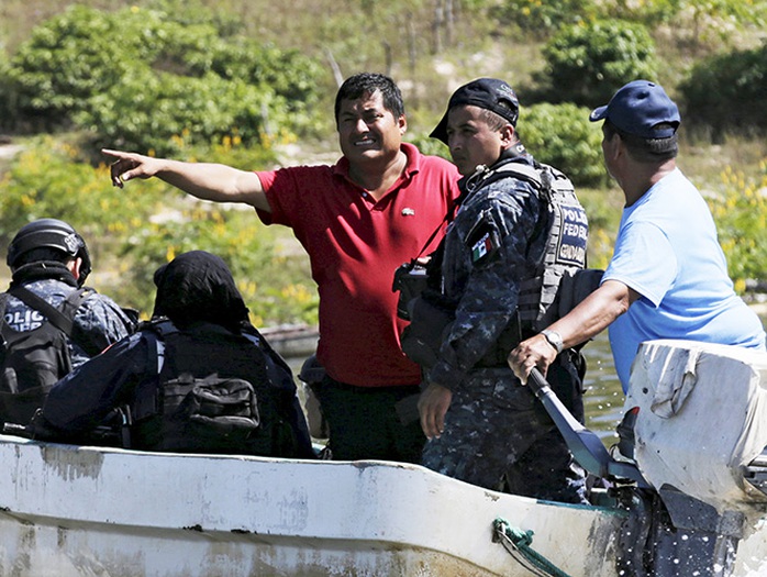 Ông Miguel Angel Jimenez Blanco (áo đỏ) hỗ trợ cảnh sát tìm kiếm 43 sinh viên mất tích. Ảnh: Excelsior