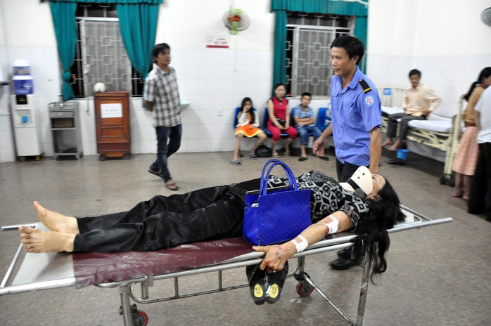 Các nạn nhân vụ tai nạn được chuyển đến Bệnh viện đa khoa Quảng Ngãi