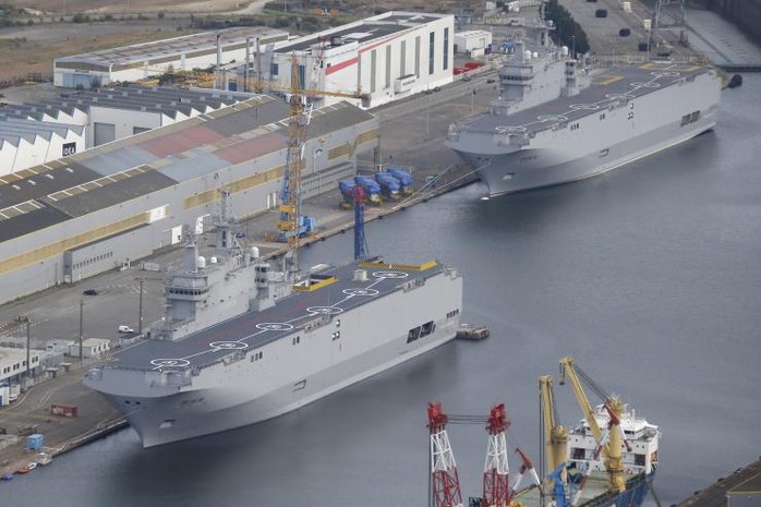 Tàu Sevastopol (trái) và Vladivostok đậu tại xưởng đóng tàu STX Les Chantiers de lAtlantique ở Saint-Nazaire, miền Tây nước Pháp. Ảnh: Reuters