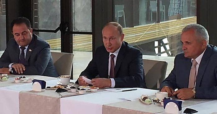 Tổng thống Putin (giữa) đang thăm Crimea. Ảnh: News.pn