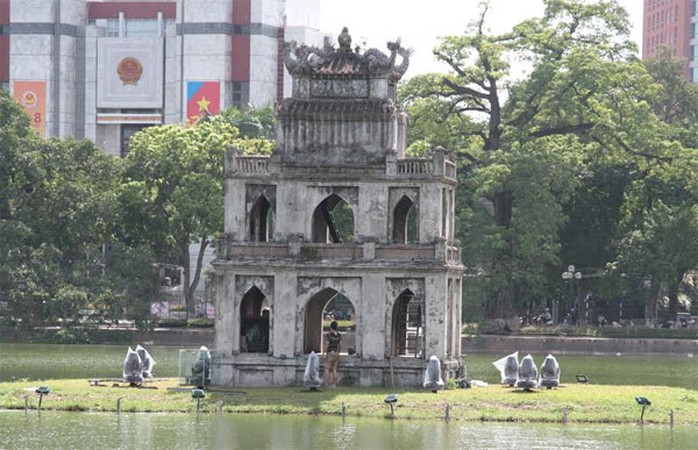 Nam thanh niên nhảy xuống Hồ Gươm và bơi ra Tháp Rùa đứng