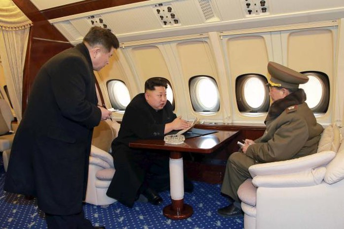 Ông Kim trên máy bay riêng. Ảnh: KCNA
