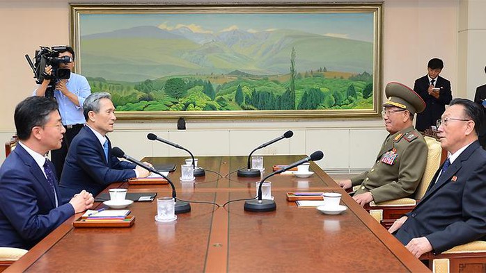Phái đoàn Hàn Quốc (trái) đàm phán với 2 quan chức cấp cao Triều Tiên (phải) hôm 23-8. Ảnh: Reuters