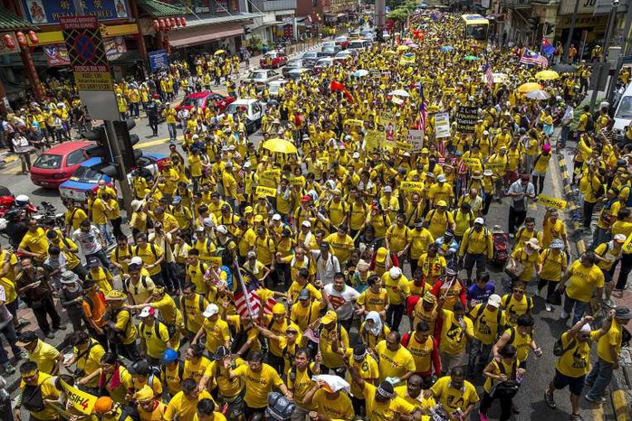 Khoảng 30.000 người đang tập trung tại các khu vực lân cận và trung tâm thủ đô Kuala Lumpur. Ảnh: Reuters