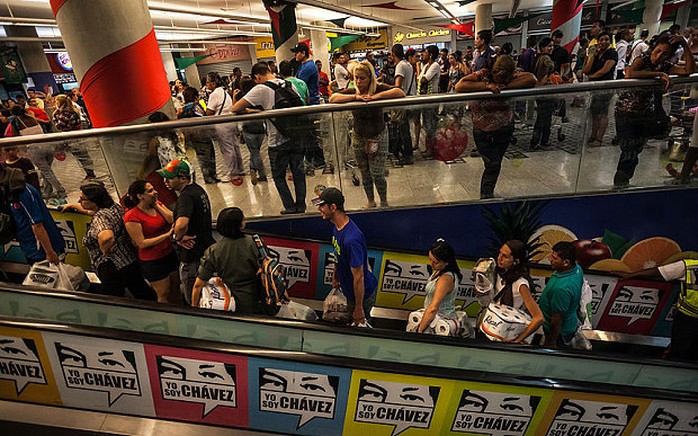 Người dân Venezuela xếp hàng mua đồ trong siêu thị. Ảnh: The Telegraph