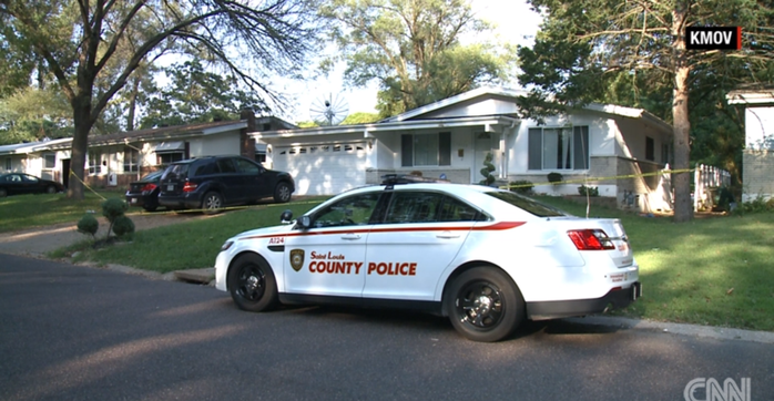 Cảnh sát phong tỏa hiện trường ngôi nhà ở khu vực Hallwood Drive. Ảnh: CNN