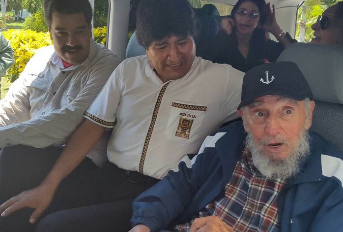 Tổng thống Venezuela Nicolas Maduro (trái), Tổng thống and Bolivia Evo Morales (giữa) thăm Lãnh tụ Cuba Fidel Castro tại Cuba nhân dịp sinh nhật tuổi 89 của ông. Ảnh: AP