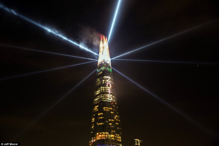 The London display was counted in by a 10-minute digital countdown on The Shards western facade, followed by lighting comprised of searchlights, strobes, and a 2015 numeric graphic