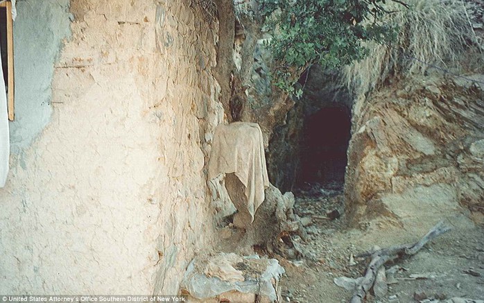 Mối lối thoát bí mật trong mạng lưới hầm phức tạp của bin Laden nằm bên sườn núi. Y đã truyền dạy cho các con trai rằng họ phải nắm rõ hệ thống này để phòng thân khi bị tấn công.