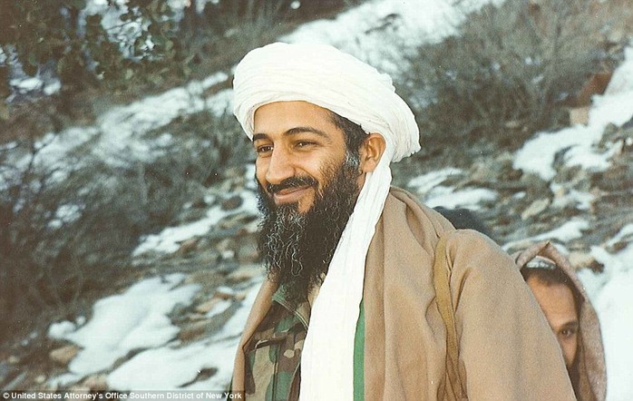 Nụ cười của trùm khủng bố khét tiếng khi hắn đi dạo quanh ngọn núiTora Bora thuộc Afghanistan