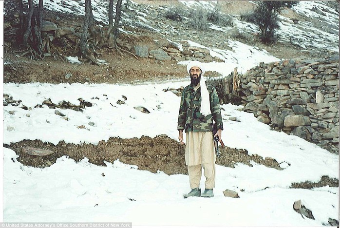 Osama bin Laden cầm một khẩu súng AK-47 tại nơi ẩn nấp ở vùng núi Tora Bora tháng 11-1996