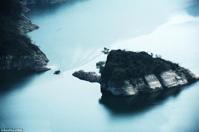 Turtle shape become most visible when the Three Gorges Reservior sends water downstream and the water level drops to 163-168 metres