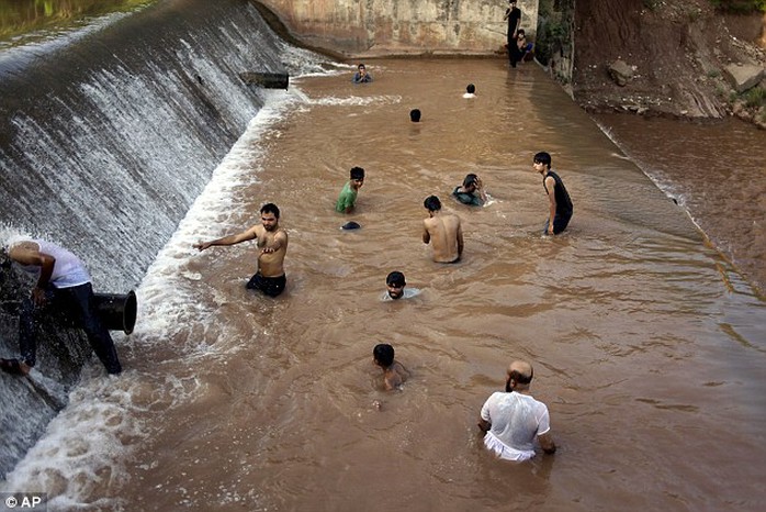 Vital: Hundreds of Pakistanis are being treated for heat-related ailments, including fever and dehydration