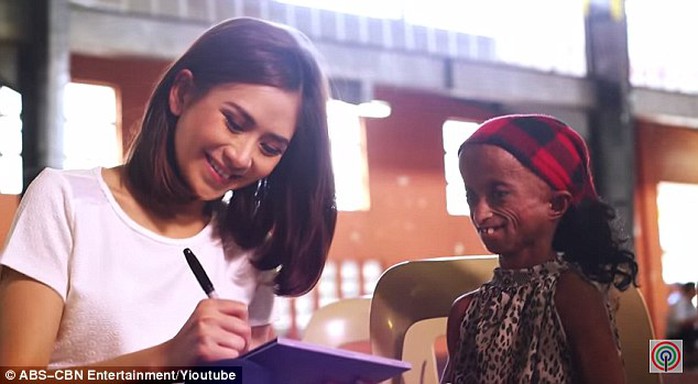 Filipino singer, actress and television personality, Sarah Geronimo thanked Ms Pondare for providing joy 