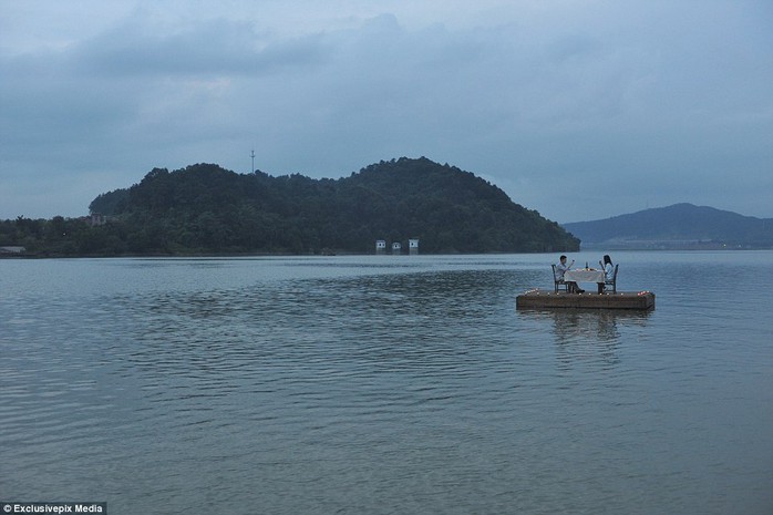 Situated in the middle of a picturesque lake, the southern Chinese restaurant appears to only be able to accommodate parties of two