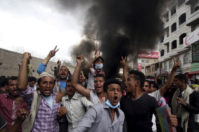 Anti-Houthi protesters demonstrate in Yemens southwestern city of Taiz on Monday.