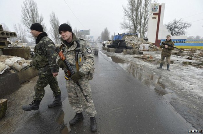 Ukrainian soldiers man a checkpoint at Kostyantynivka, Donetsk region, 22 January