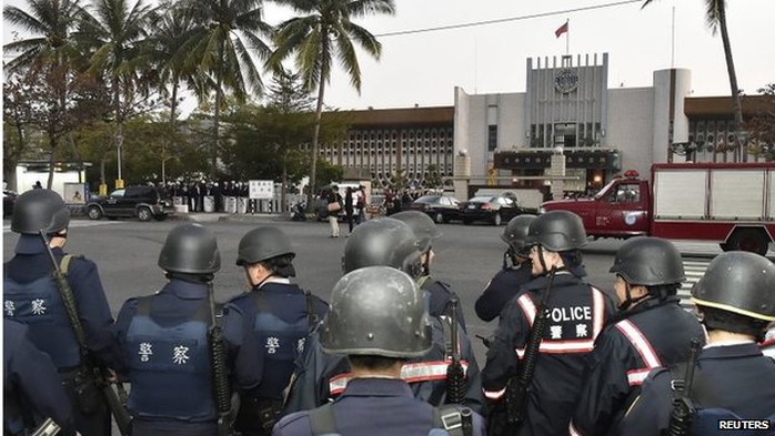 Police outside the Kaohshiung prison, Taiwan (11 Feb 2015)