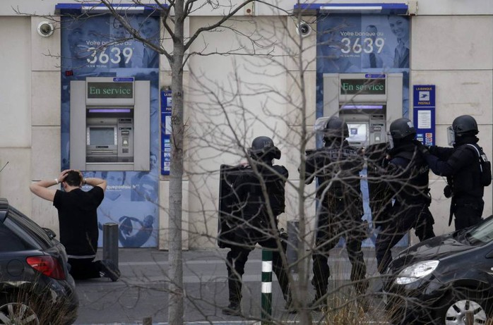 Heartbroken gunman who took hostages at Paris post office hands himself in