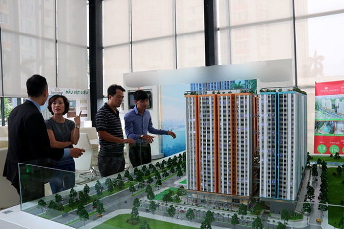 Khách hàng xem một dự án nhà ở xã hội tại TP.HCM. Với dự án này, khách hàng có thể vay gói 30.000 tỉ đồng - Ảnh: Đ.Dân
