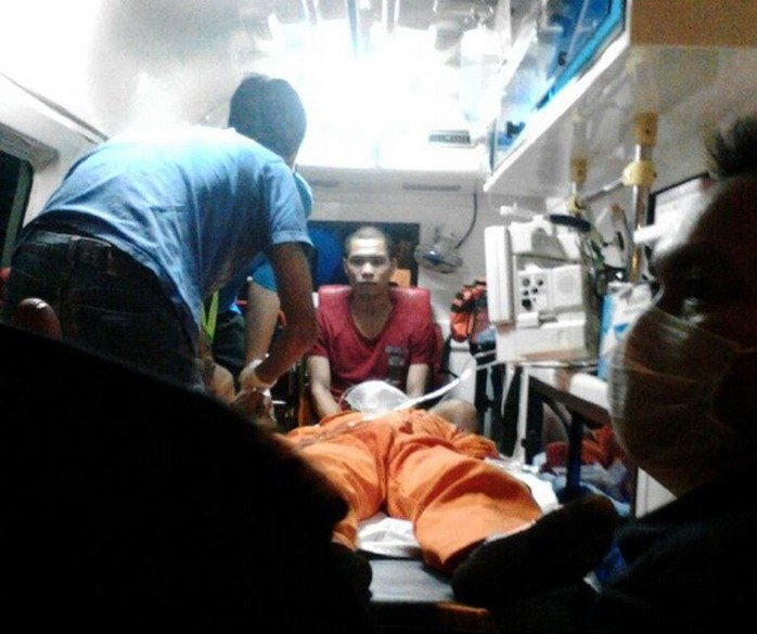 Nhân viên cứu hộ cấp cứu một nạn nhân bị choáng do khí độc. Ảnh: New Straits Times