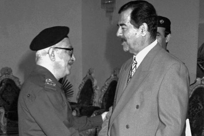 Tariq Aziz (trái) là một trong những người trung thành nhất với Saddam Hussein. Ảnh: AP