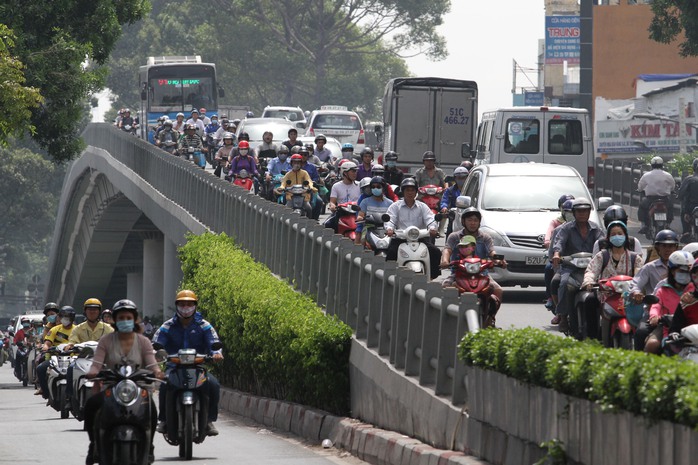 Cầu vượt thép trên đường Ba Tháng Hai có thành cầu khá thấp