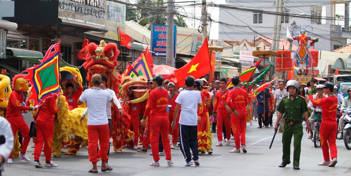 Đoàn người thỉnh ông Tiêu