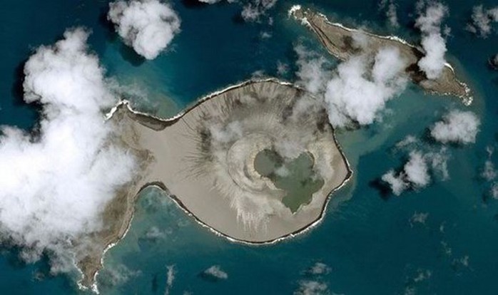 Hòn đảo bí ẩn được cho là hình thành từ một vụ phun trào núi lửa dưới biển. (Nguồn: express)