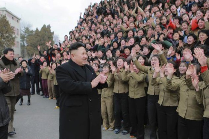 Ông Kim Jong-un nhận được nhiều sự ủng hộ của các nữ quân nhân. Ảnh: KCNA