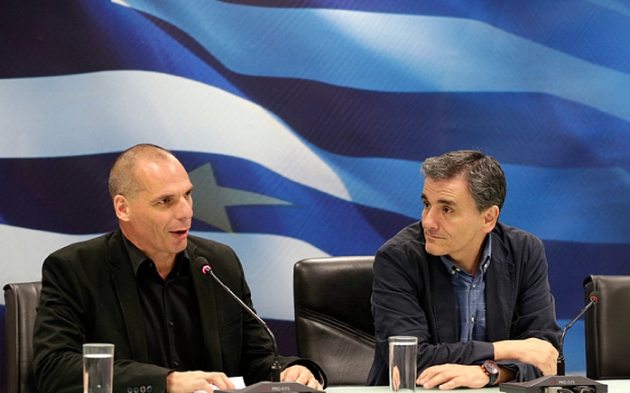 Chuyên gia kinh tế Euclid Tsakalotos (phải) được bổ nhiệm làm Tân Bộ trưởng Tài chính Hy Lạp thay ông Yanis Varousfakis (trái). Ảnh: AP