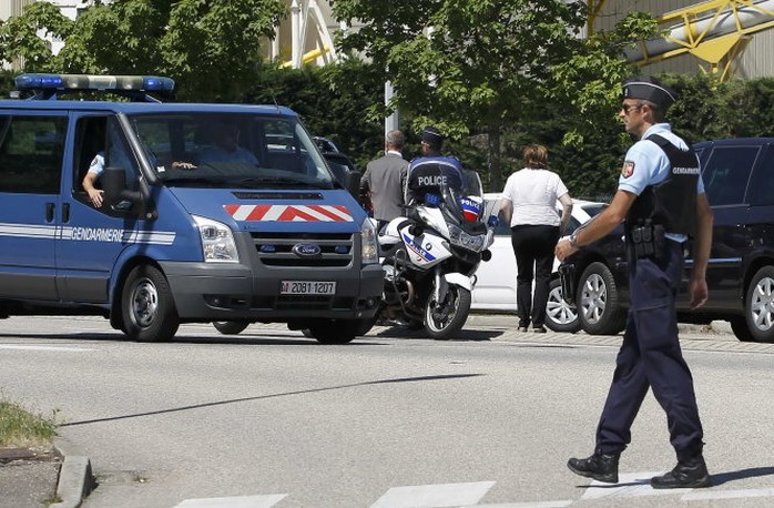  			Cảnh sát Pháp phong tỏa một con đường gần nhà máy - Ảnh: Reuters 			