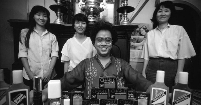 Một tấm ảnh của phóng viên Philip Jones Griffiths chụp ông Nguyễn Văn Mười Hai năm 1988, không lâu trước khi vào vòng lao lý. Khi đó, ông là lãnh đạo của nhà máy nước hoa Thanh Hương, đang cùng các nhân viên hào hứng khoe thành quả của mình. Một tấm ảnh của phóng viên Philip Jones Griffiths chụp ông Nguyễn Văn Mười Hai năm 1988, không lâu trước khi vào vòng lao lý. Khi đó, ông là lãnh đạo của nhà máy nước hoa Thanh Hương, đang cùng các nhân viên hào hứng khoe thành quả của mình.