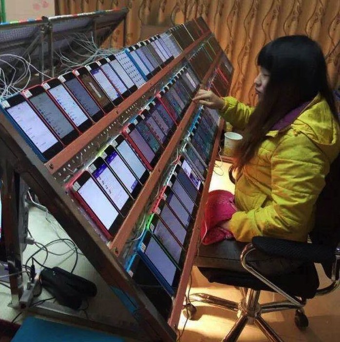 Bức ảnh này được đăng trên Weibo với nội dung: một ngày làm việc vất vả của công nhân tại cơ sở xếp hạng ảo ứng dụng. 