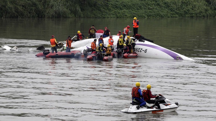 Rescuers carry out a rescue operation after a TransAsia Airways plane crash landed in a river, in New Taipei City, February 4, 2015. (Reuters/Pichi Chuang)