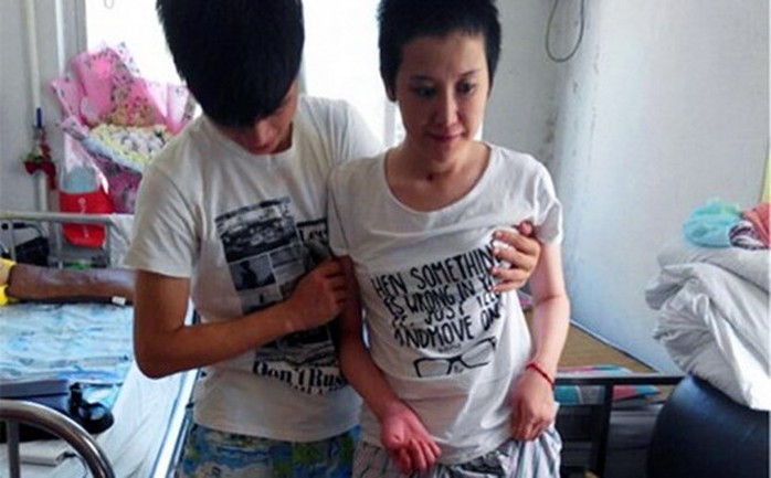 Chen Ben chăm sóc bạn gái của mình sau khi cô tỉnh lại. Ảnh: SCMP