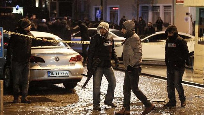 Cảnh sát nâng cao cảnh giác sau vụ đánh bom tự sát hôm 6-1. Ảnh Reuters