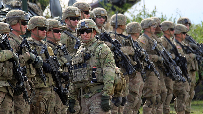 US army soldiers take part in the "Wind Spring 15" military exercises April 21, 2015 (Reuters / Radu Sigheti)