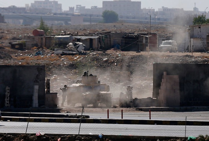 A vehicle from the Presidential Protection Forces is positioned on a street during clashes near the Presidential Palace in Sanaa January 19, 2015. (Reuters / Khaled Abdullah)