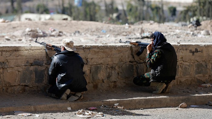 Houthi fighters take up position on a street during clashes near the Presidential Palace in Sanaa January 19, 2015. (Reuters / Khaled Abdullah)