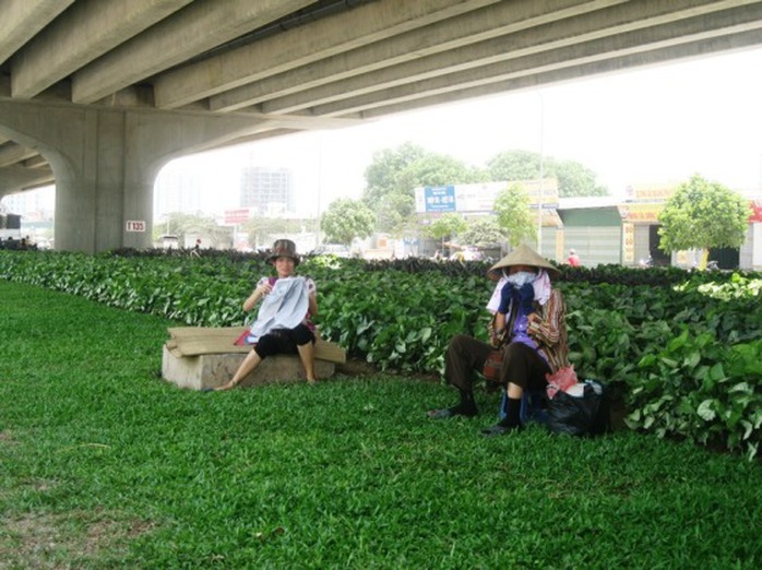 Người lao động tận dụng những bóng râm tại các gầm cầu, cây cối để tránh những cái nắng gay gắt trưa hè