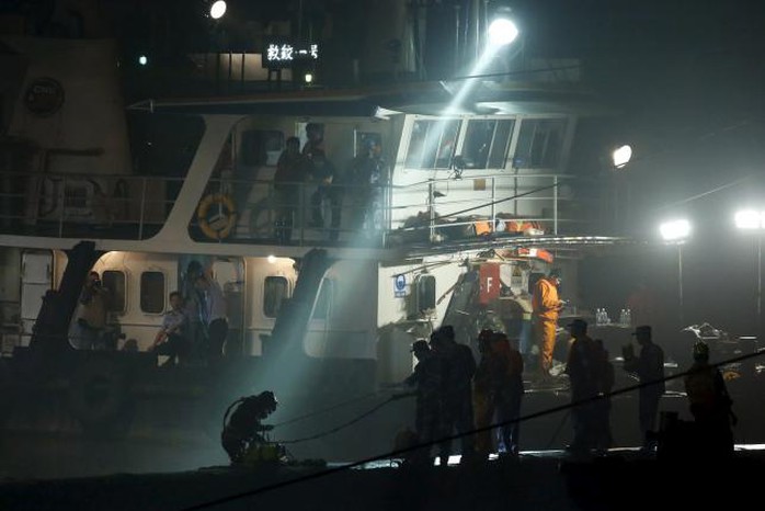 Đội thợ lặn làm việc suốt đêm 3-6. Ảnh: Reuters