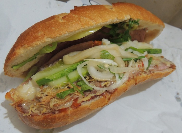 Ổ bánh mì với đầy đủ các loại nhân có giá đến 32.000 đồng- Ảnh: raovat.com Ổ bánh mì với đầy đủ các loại nhân có giá đến 32.000 đồng- Ảnh: raovat.com